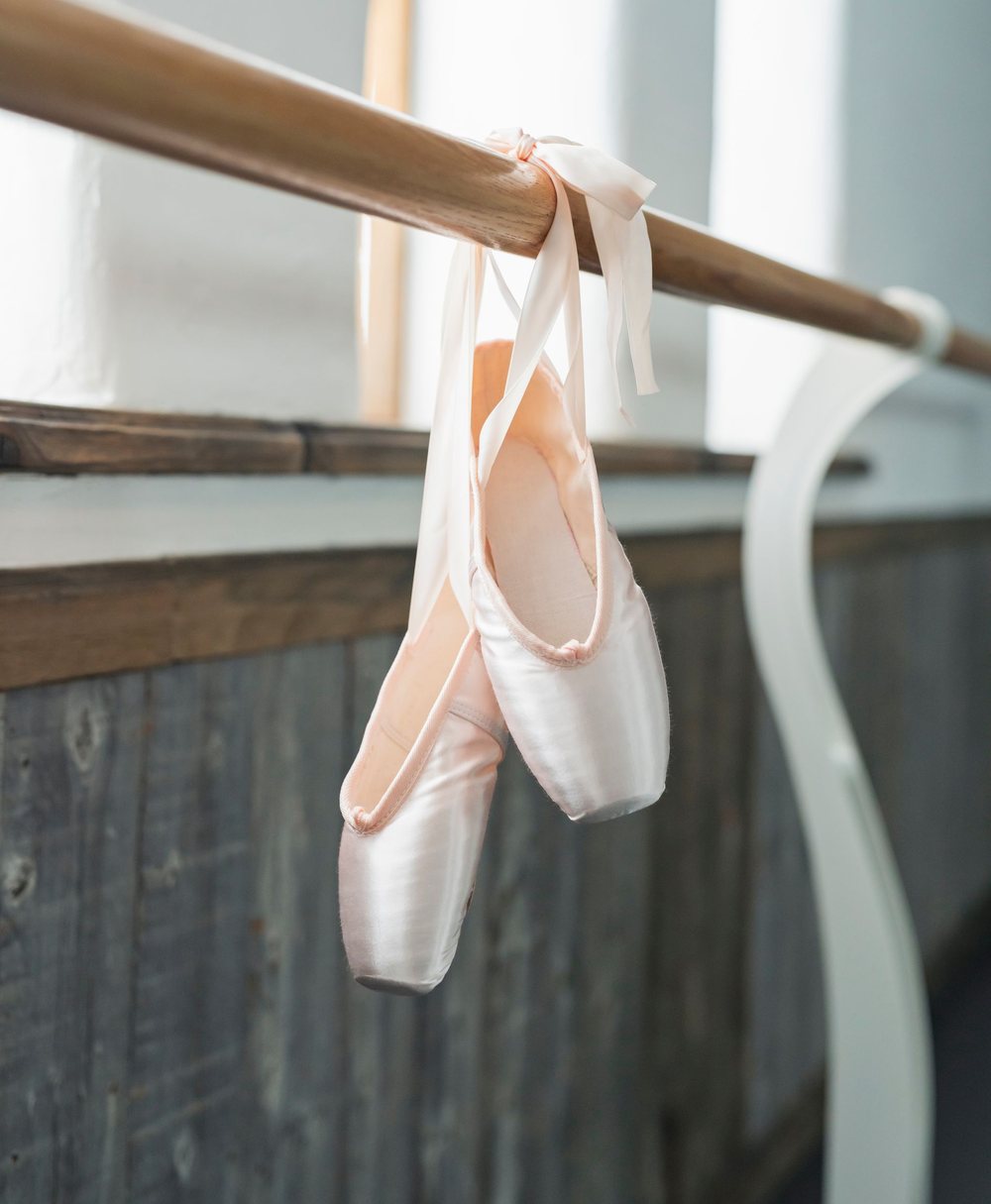 Chaussons de pointes accrochés à une barre de studio