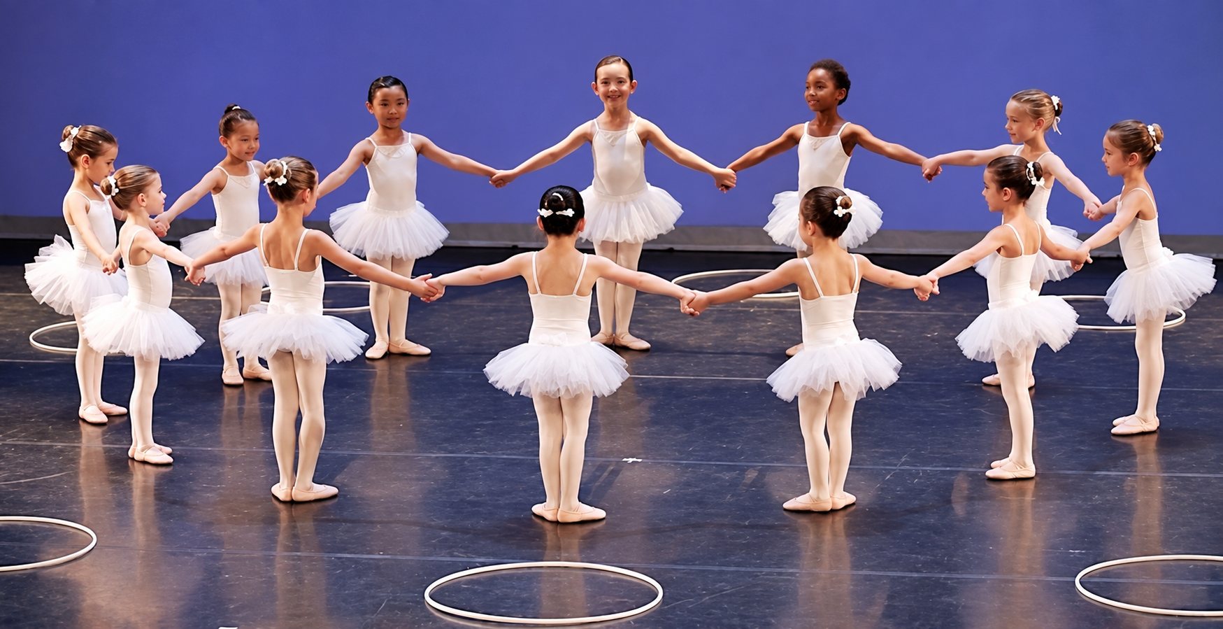Enfants en tutu sur scène pendant une chorégraphie
