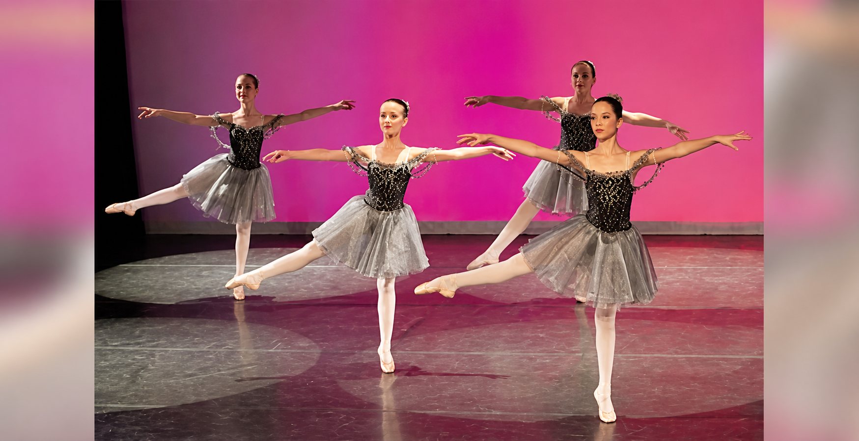 Danseuses adultes en costume de scène noir