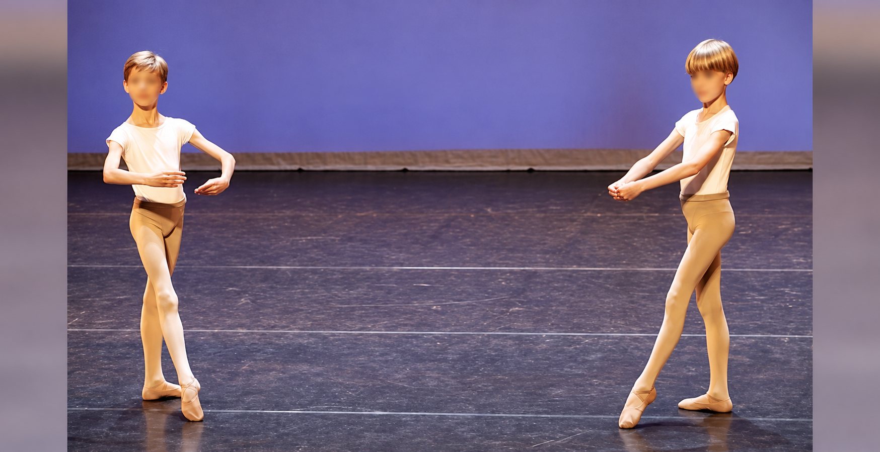 Duo de danseurs en synchronisation parfaite