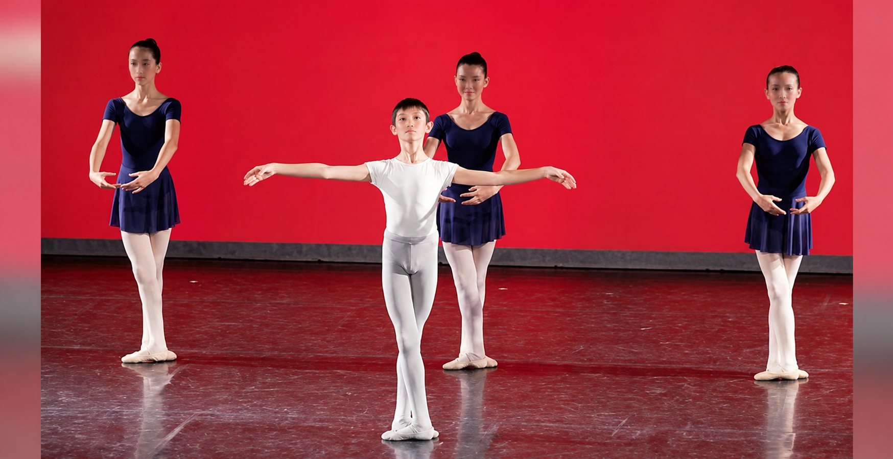 Danseur en troisième position et danseuses en première position
