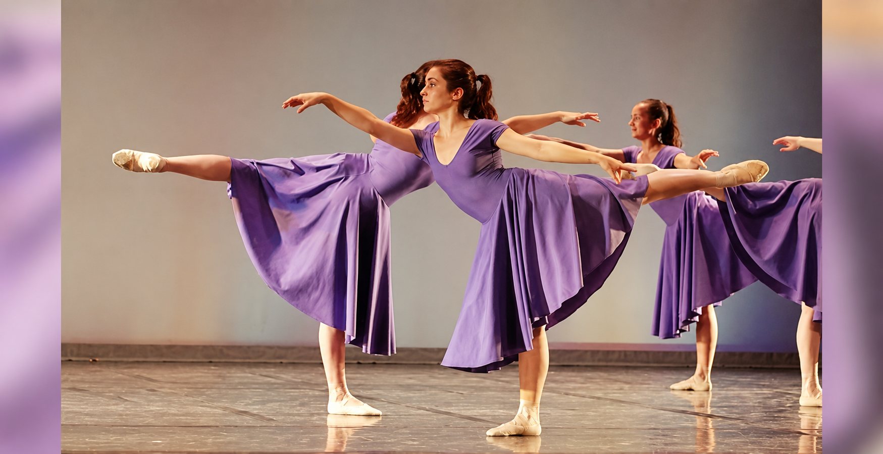 Danseuses adultes en costume de scène mauve