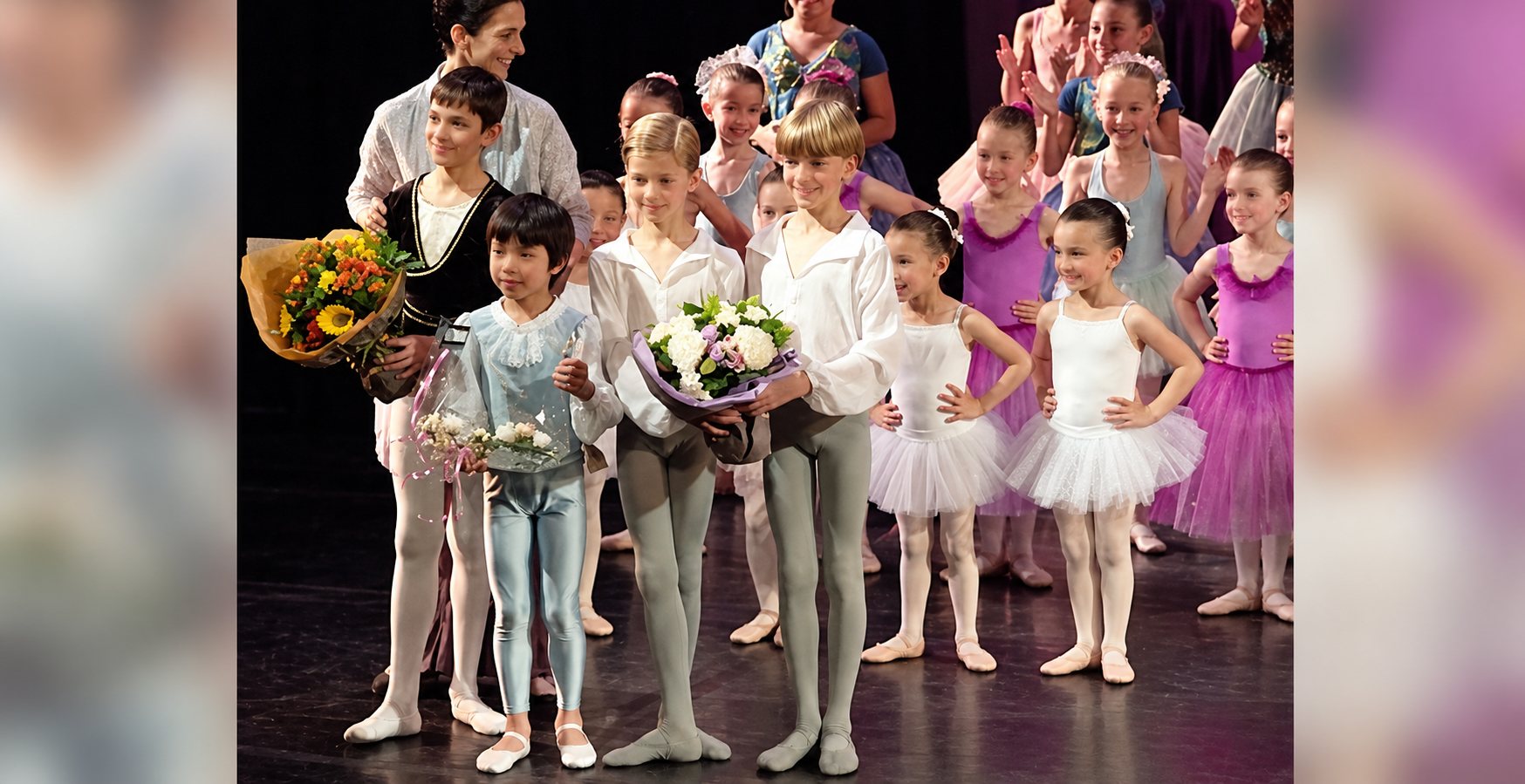 Danseurs en costume lors d’un final de spectacle