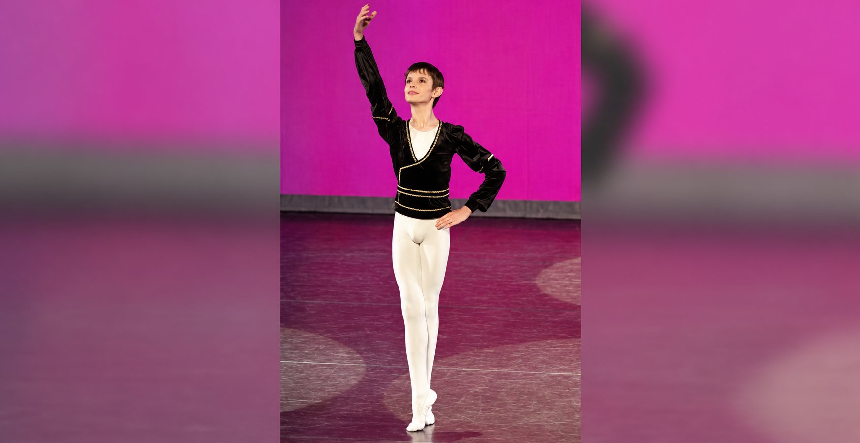 Danseur en équilibre sur demi-pointe et port de bras élégant