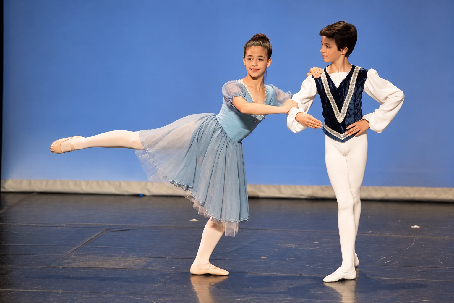 Danseuse en arabesque appuyée sur son partenaire de danse