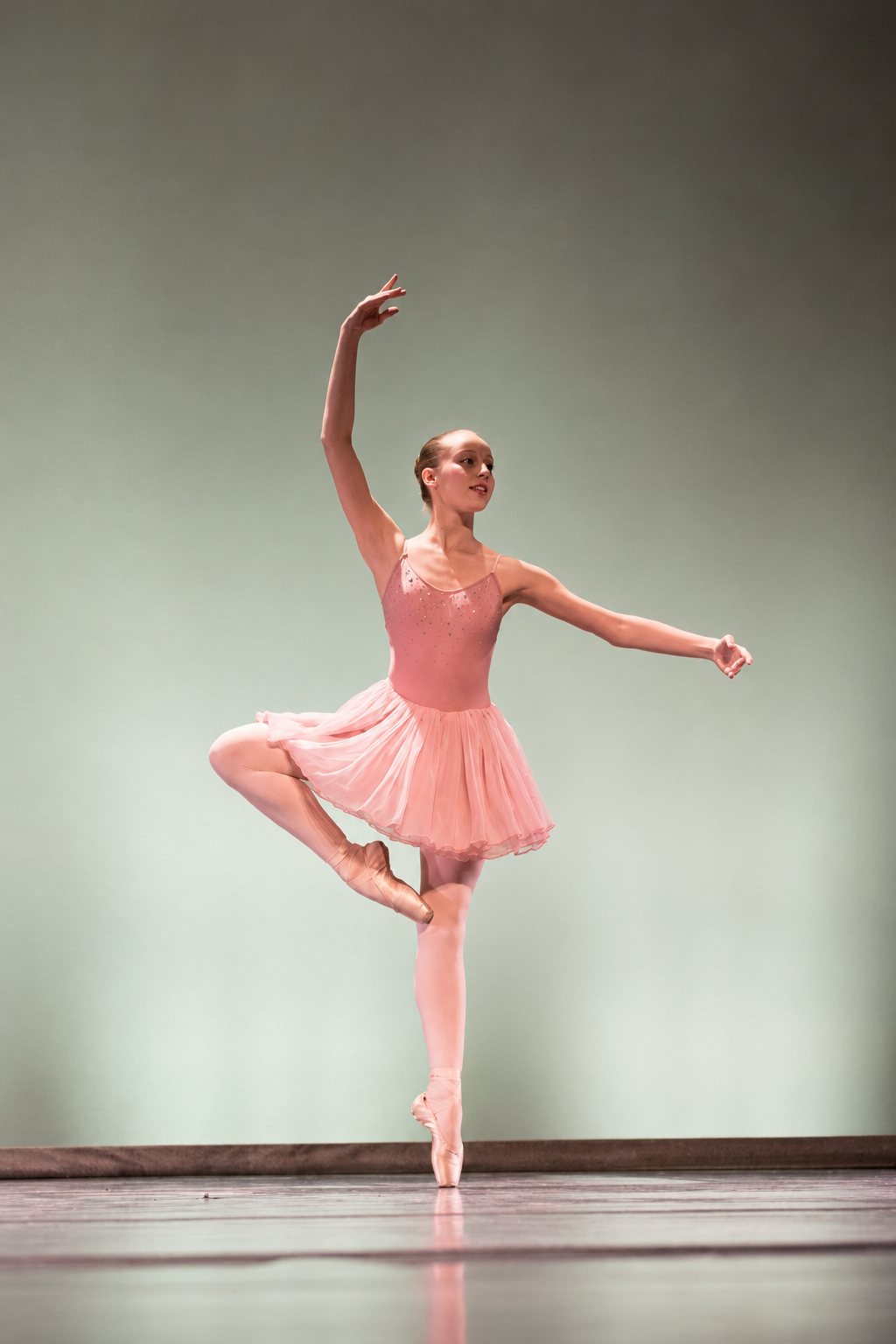 Danseuse exécutant un port de bras élégant