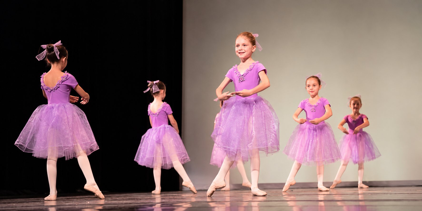 Groupe d’enfants en costume mauve