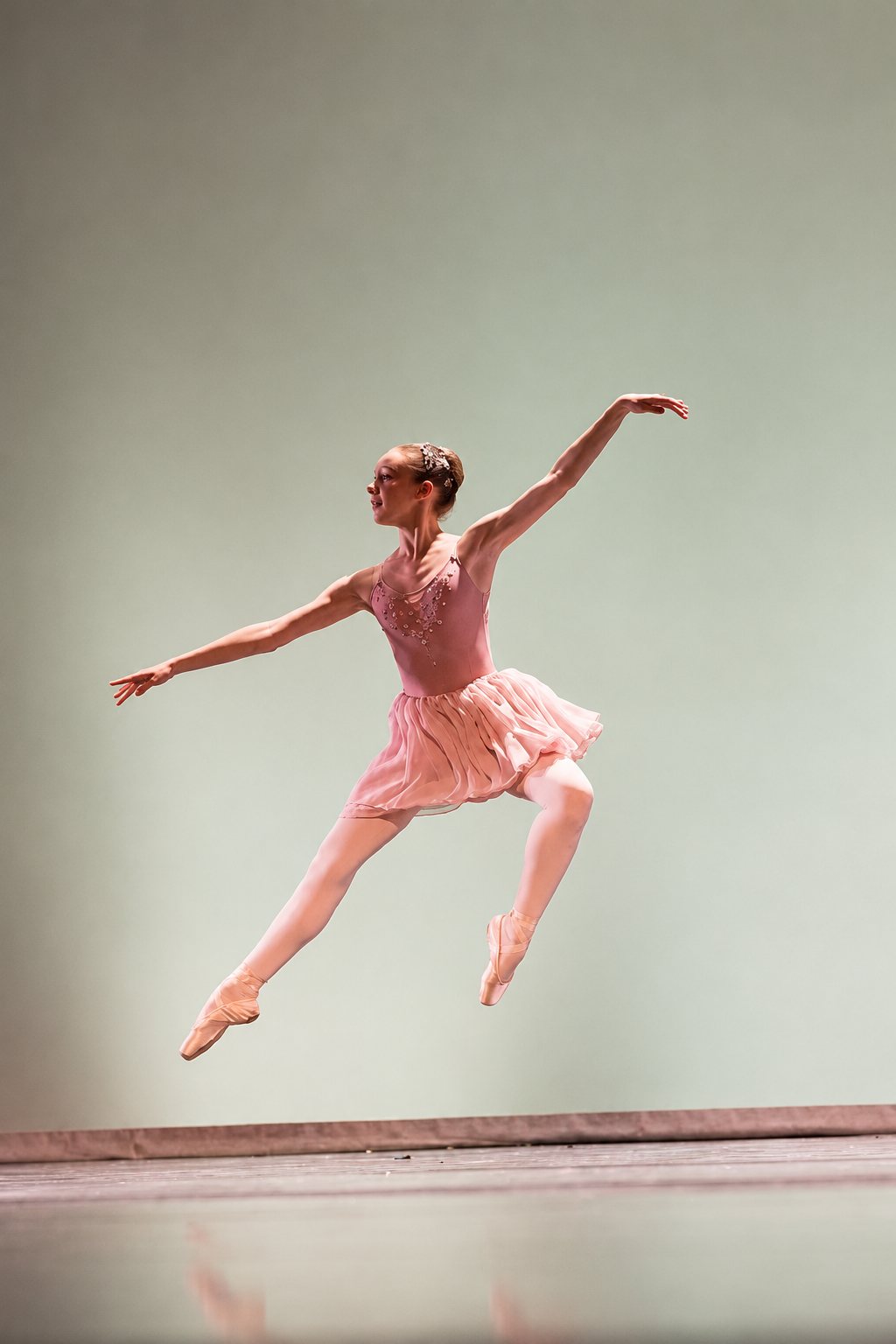 Solo d’une jeune danseuse en arabesque temps levé