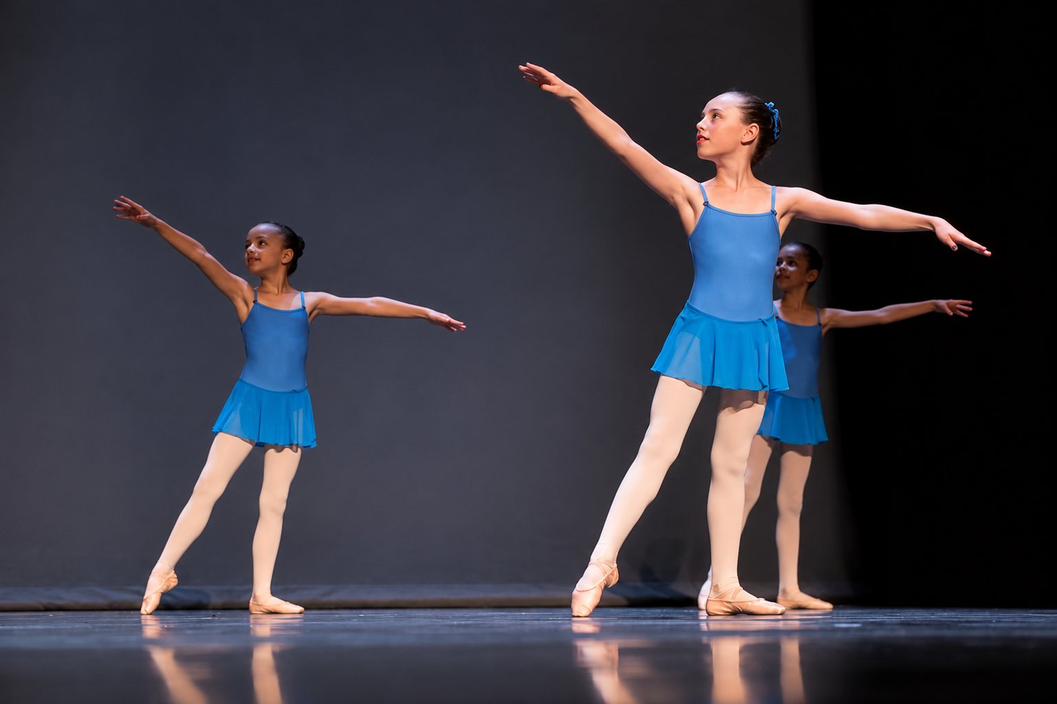 Trio de danseuses en costume bleu