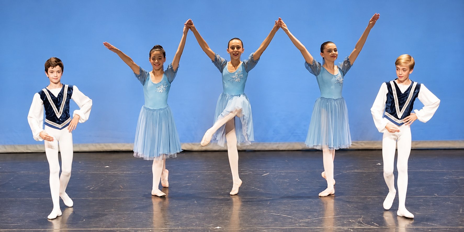 Danseuses bras levés sur scène