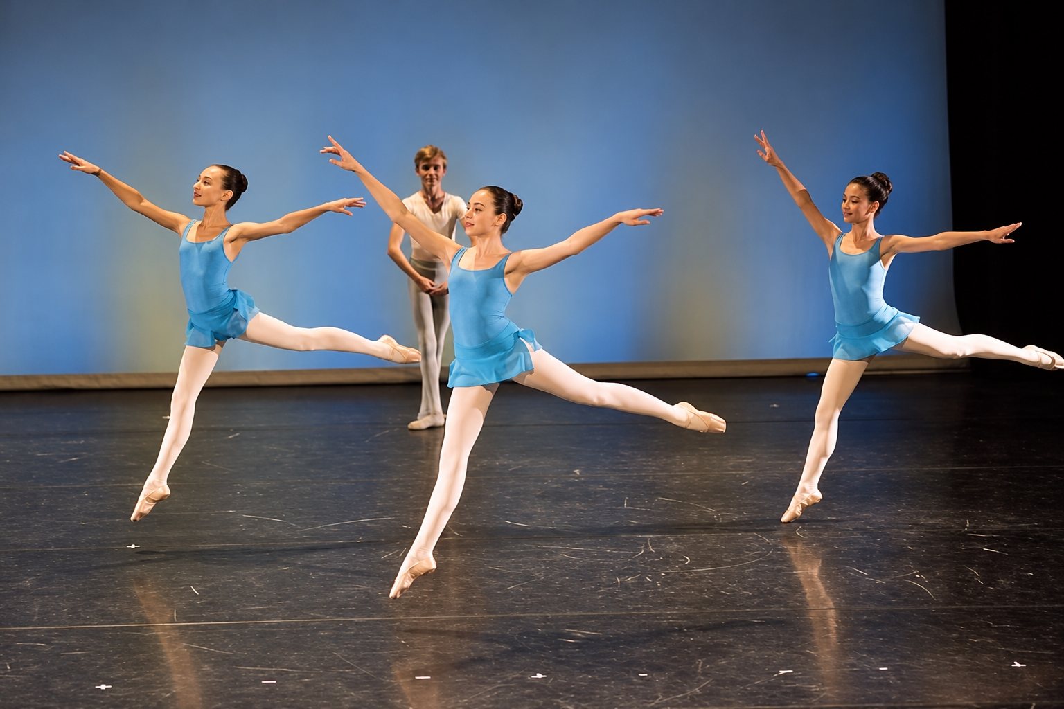 Trio de danseuses en synchronisation en arabesque temps levé