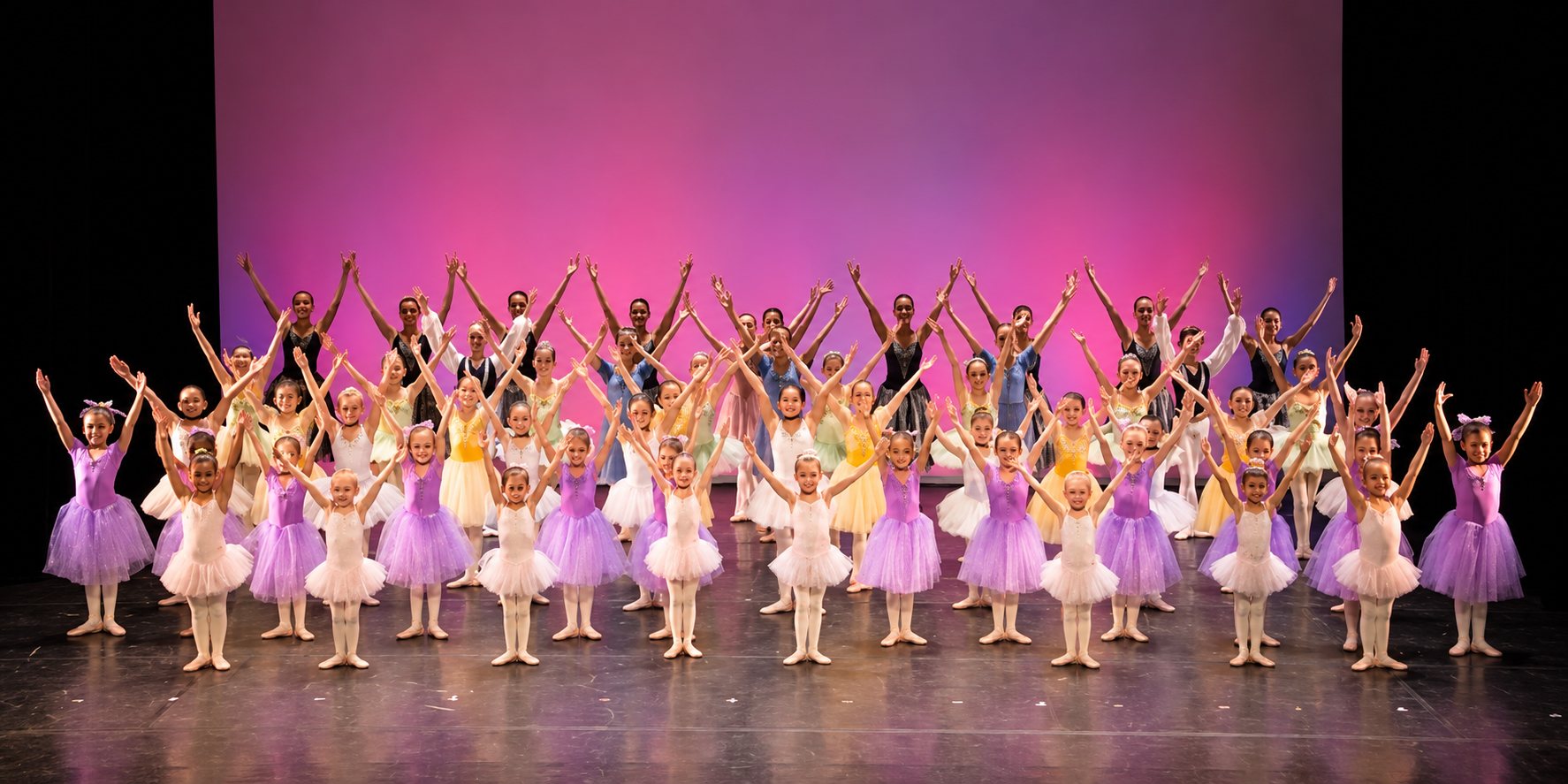 Groupe de danseurs en costume lors du final d’un spectacle