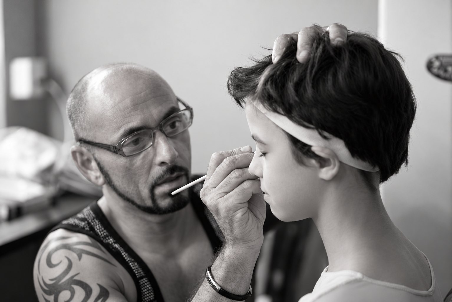 Danseur se faisant maquiller en coulisses