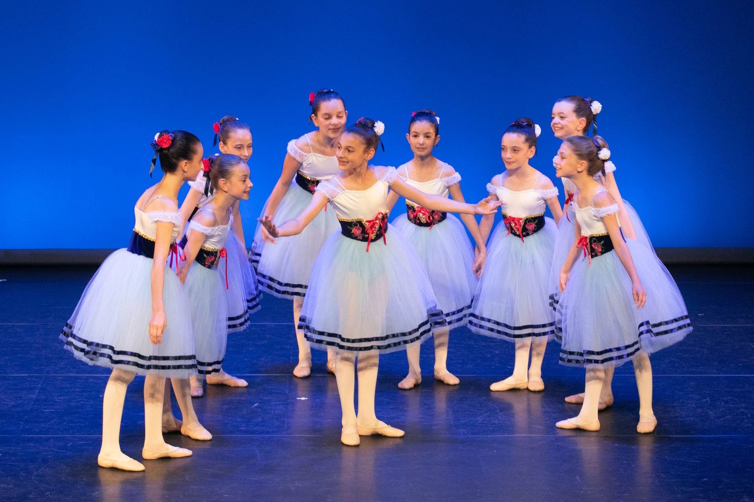 Groupe de danseuses en costumes bleu pastel sur scène
